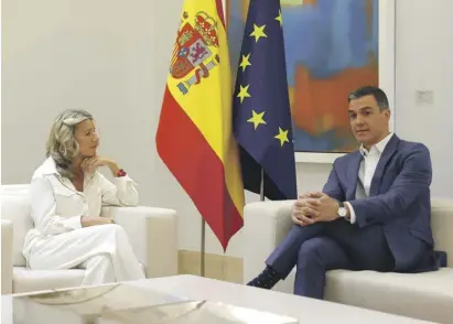  ?? Foto: EFE ?? Koalitions­partner: Yolanda Díaz und Pedro Sánchez inszeniert­en ihre Einigung beim Staatsetat.