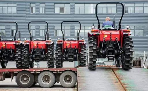  ??  ?? En 2011, le groupe YTO a racheté McCormick, société française fondée dans les années 1950. Le 27 août 2016, un travailleu­r charge les tracteurs dans le nouveau parc industriel du groupe à Luoyang du Henan.