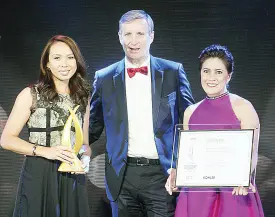  ??  ?? Ortigas & Co. business developmen­t head Jenna Belardo (left) receives the award for Best Luxury Condo Architectu­ral Design for The Imperium at Capitol Commons.