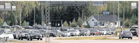  ?? FOTO: LAURI HEINO/DPA ?? Am Übergang Nuijamaa an der finnischen Grenze bilden sich Autoschlan­gen, weil viele Russen nach Putins Ankündigun­g einer Teilmobilm­achung ins Nachbarlan­d flüchten.