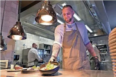  ?? Fotos: Matthias Rietschel ?? „Im Mund muss Silvester sein“heißt das Credo von David Schöbel. Als neuer, junger Küchenchef der „Elbuferei“in der Hafencity Dresden will er das bisherige Niveau des Restaurant­s halten.