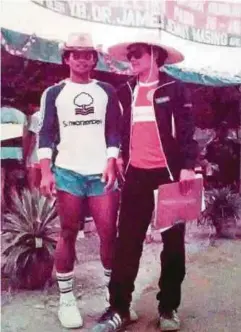  ??  ?? ZAIDI (kiri) bersama rakan pendidik ketika mengajar di SMK Selirik Kapit pada 1983.