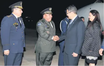  ??  ?? VIAJE. El presidente Juan Orlando Hernández fue recibido ayer por altos funcionari­os de Chile.