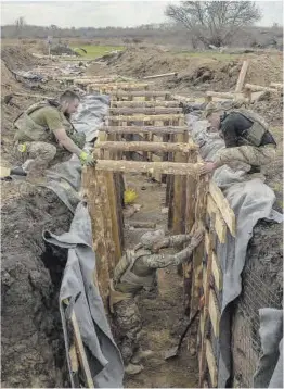  ?? Roman Pilipey / AFP ?? Soldados ucranianos preparan trincheras en la región de Donetsk.