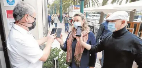  ?? // EP ?? Un camarero pide el pase a clientes en la puerta de un bar en Málaga