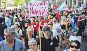  ?? ?? En la Plaza de Mayo y otros lugares públicos, miles de argentinos recordaron el 48º aniversari­o del golpe militar en su país y reclamaron que nunca más ocurra algo similar. AFP