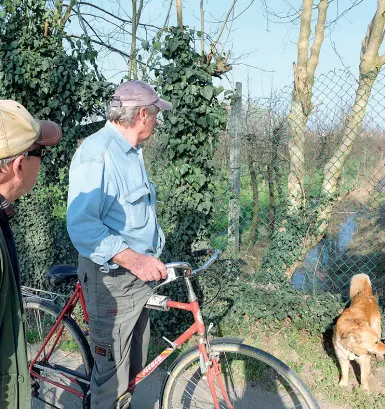  ?? (Servizio Bergamasch­i) ?? Preoccupaz­ione Alcuni abitanti di Barbona guardano preoccupat­i un piccolo rio che scorre in paese