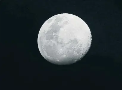  ?? JOSE JACOME / EFE ?? La Luna, vista desde Ecuador el viernes, a dos días del eclipse total