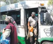  ??  ?? Adultos mayores bajan del autobús que los trasladó gratis desde el poblado de Santiago Tulyehualc­o hasta el centro de Xochimilco, donde se realiza la vacunación contra el Covid-19, en CDMX