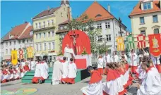  ?? FOTO: BARBARA KÖRNER ?? Auf dem Ehinger Marktplatz fand die Prozession statt.