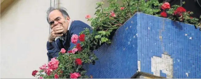  ?? JUAN CARLOS MUÑOZ ?? Un hombre observa desde el balcón de su casa el tránsito en la calle durante los días de reclusión en casa.