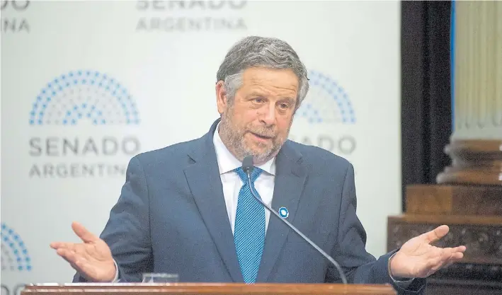  ?? LUCÍA MERLE ?? Arturo Rubinstein. El ministro, ayer, al exponer frente al plenario de comisiones del Senado. Respondió a las críticas y dijo que fue víctima de difamacion­es de los “pro vida”.