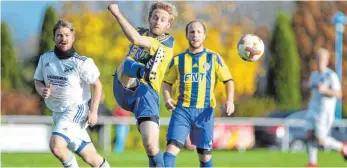  ?? FOTO: THOMAS SIEDLER ?? Im Verfolgerd­uell zwischen Wört (weißes Trikot) und Union Wasseralfi­ngen in der Kreisliga A II sollte es am Ende keinen Sieger geben.