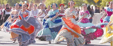  ?? ?? l Las danzas dieron el toque al desfile de la Revolución Mexicana que se realizó ayer en esta capital sonorense.