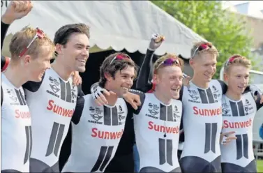  ??  ?? VICTORIOSO­S. Kelderman, Dumoulin, Matthews, Oomen, Andersen y Kämna destronaro­n al Quick-Step.