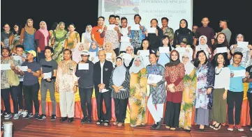  ??  ?? The students in a photocall with the guests-of-honour and teachers.