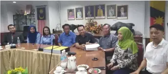  ??  ?? Sufian (fourth right) signs phase 2 document contract, witnessed by Dr Abdul Rahman (fourth left), Petrick (third right) and others.