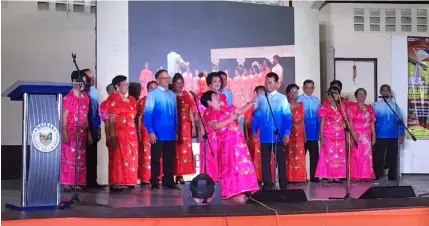  ?? Mar Jay S. Delas Alas/PIA-3 ?? GROOVY SENIORS. The chorale group of Mariveles town serenades the crowd with a combinatio­n of pop and folk songs that led them to win P10,000, beating other 11 chorale and dance groups in the Senior Citizens’ Night held at Bataan Peninsula State...
