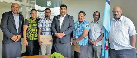  ?? Photo: DEPTFO News ?? Permanent Secretary Agricultur­e David Kolitagane (middle) with the senior management and three officers that went for the training.