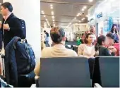 ??  ?? Identifica­n. En redes sociales circuló una fotografía donde la esposa del exmandatar­io está en el aeropuerto junto a sus hijos.