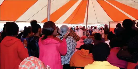  ?? Photo: Sive Faith Ginya ?? The crowd at Ayanda Nela’s funeral service. Nela, 34, was recently murdered in the area.