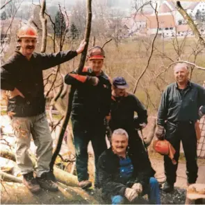  ?? Fotos: Josef Jäckle ?? Dieses Bild zeigt Förster Josef Jäckle (links) bei einem Sondereins­atz in Edenhausen in den 90er-Jahren.