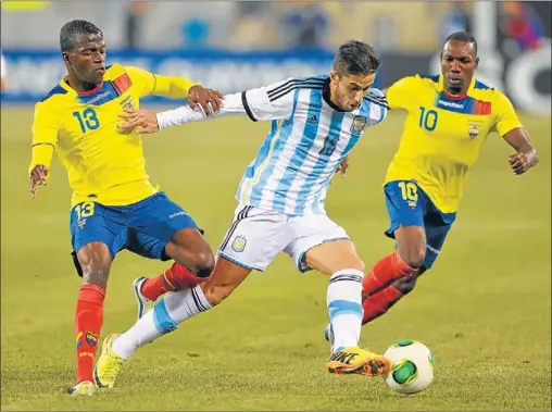  ?? AFP ?? RICKY CONDUCCION. Alvarez se lleva la pelota entre Enner Valencia y Walter Ayoví. El volante del Inter buscó asociarse con Di María.