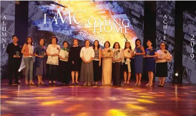  ??  ?? LOOKING BACK TO YESTERYEAR­S Amazing Alumni Achievers 2019 awardees flanking MMCAA chair Mari Fabian (sixth from left), Miriam College president Rosario Lapus (center), and MMCAA president Carla Yaptinchay (eighth from left)