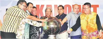  ??  ?? (From right) Katis, Allan, Aaron, Masing, Alexander and others perform symbolic launching of Kanowit Festival.