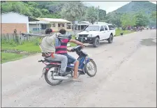  ??  ?? Un funcionari­o de la ANDE con ayuda de un poblador acude para reparar una línea con problemas.