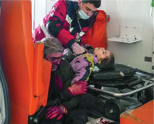  ?? AP ?? El paramédico de una ambulancia reanima a una niña herida durante un bombardeo en una zona residencia­l del Este de Ucrania