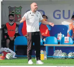  ?? MIGUEL ÁNGEL GONZÁLEZ ?? Diego Galiano, en el banquillo del Guada en un partido del pasado curso.