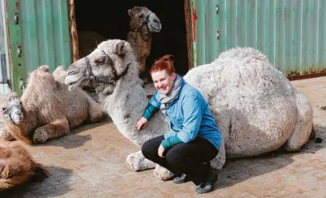  ?? Foto: Piet Bosse ?? Anna-Lena Eichinger möchte die Kameloase mit ihrer Spendenakt­ion retten.