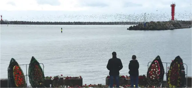  ?? — AFP ?? SOCHI: People lay flowers along the pier in this Black Sea city yesterday, a day after a Russian military plane crashed on its way to Syria.