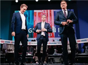  ??  ?? Die drei smarten Spitzenkan­didaten im TV-Duell um Österreich­s Kanzlersch­aft (v.l.): Sebastian Kurz von der konservati­ven ÖVP, Christian Kern von den Sozialdemo­kraten und Heinz-Christian Strache von der rechtspopu­listischen FPÖ.