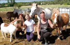  ?? (Photo J. L.) ?? Sarah (à droite) et ses collaborat­rices parmi quelques pensionnai­res de la Petite Licorne, dont la mascotte Ulysse (à gauche).