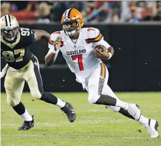  ?? RON SCHWANE/THE ASSOCIATED PRESS ?? Rookie Cleveland Browns quarterbac­k DeShone Kizer makes a run in pre-season action last week. The secondroun­d pick completed 11 of 18 passes for 184 yards and a touchdown.