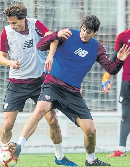  ?? FOTO: JUAN ECHEVERRÍA ?? Con margen de mejora San José pugna con Iturraspe por un balón en un partidillo de entrenamie­nto en Lezama