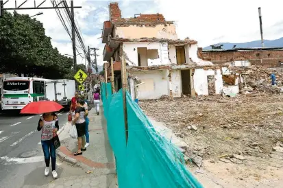  ?? FOTO MANUEL SALDARRIAG­A ?? La demolición de predios ya inició en proyecto vial del municipio de Itagüí.