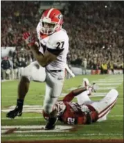  ?? GREGORY BULL - THE ASSOCIATED PRESS ?? Georgia running back Nick Chubb (27) gets past Oklahoma defensive back Will Johnson (12) to run for a touchdown late in the second half of the Rose Bowl NCAA college football game, Monday, Jan. 1, 2018, in Pasadena, Calif.