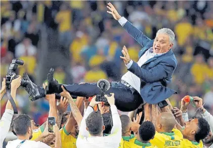  ?? EFE ?? En el aire. “Me volví técnico de la Selección” dijo Tite después del triunfo en la final ante los peruanos.