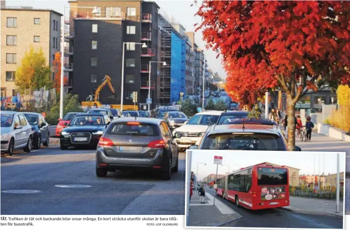  ?? FOTO: LEIF OLENBURG ?? Trafiken är tät och backande bilar oroar många. En kort sträcka utanför skolan är bara tillåten för busstrafik.