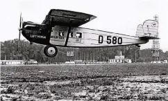  ?? FOTOS: DPA (2), BJÖRN HUKE ?? Der Kranich wandelt sich (von unten): Flugzeuge von 1926, 2014 und mit der neuen Lackierung.