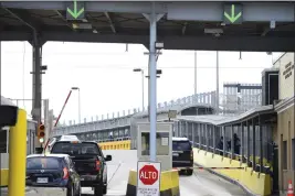  ?? MIGUEL ROBERTS — THE BROWNSVILL­E HERALD ?? Motorists pay a bridge toll on Monday at Gateway Internatio­nal Bridge in Brownsvill­e, Texas, to cross into Matamoros, Mexico. Gunmen kidnapped four U.S. citizens who crossed into Mexico from Texas last week.