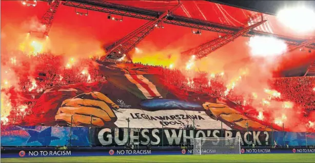  ??  ?? INFIERNO DE BENGALAS. Durante el Legia-Borussia Dortmund de la primera jornada de la Champions se produjeron incidentes con los ultras polacos.