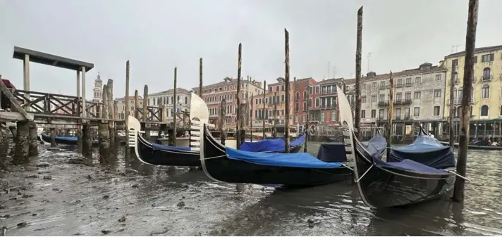  ?? ?? ►
Góndolas atracadas a lo largo de un canal durante una marea baja en Venecia, Italia, el sábado pasado.