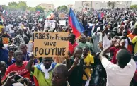  ?? ?? Nigeriens holding Russian flag, placards participat­e in a march called by supporters of Gen Abdourahma­ne Tchiani in Niamey