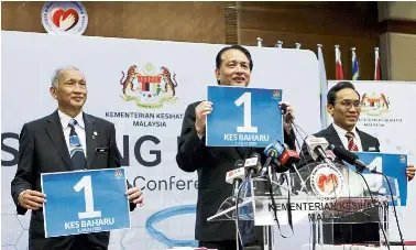  ??  ?? All under control: dr Noor hisham (centre) and his deputies, datuk dr Chong Chee Kheong (left) and dr hishamshah Mohd Ibrahim showing the daily Covid-19 figures in Putrajaya. — MOhd sahar MIsNI/The star