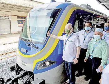  ??  ?? Dr Wee Ka Siong (left) during the launching of the Diesel Multiple Unit trains at Wakaf Baharu station in Kelantan on Sunday. – Bernama photo