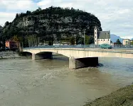  ??  ?? Monitorato L’Adige ieri appariva già meno minaccioso, ma oggi torna a piovere e il livello dell’acqua potrebbe tornare a salire (NardelliRe­nsi)